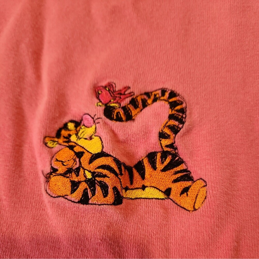 Vintage 90s/Y2K Disney Tigger Pink Graphic Tee Shirt Embroidered Women's Size M